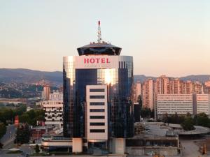 Un edificio de hotel con un cartel encima. en Luxury NEOM apartment, STUP, Sarajevo, en Sarajevo