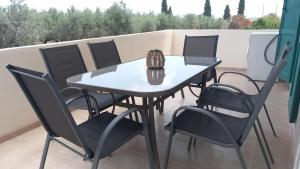een tafel en stoelen op een terras bij stamatiou in Methana