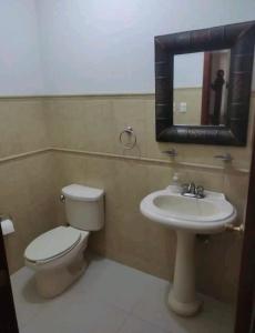 Ένα μπάνιο στο Residencia con Alberca privada y 4 Habitaciones