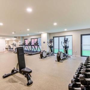 Fitness centrum a/nebo fitness zařízení v ubytování Luxury DT Condo l Playhouse Square l Fast W-Fi