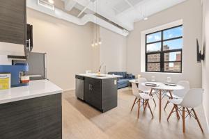 Kuchyň nebo kuchyňský kout v ubytování Luxury DT Condo l Playhouse Square l Fast W-Fi + 12 fotografií