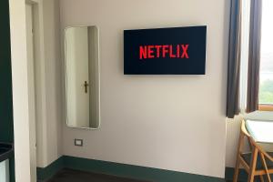 a sign on a wall with a netflix sign on it at Il Boschetto - Vista Lago in Montorfano