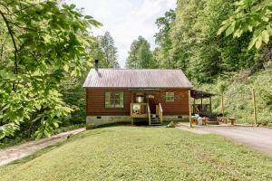 una piccola cabina nel bosco con un ampio cortile di Alone At Last a Townsend