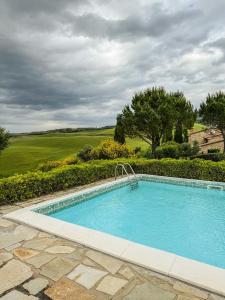 Bazén v ubytování La Casetta nebo v jeho okolí