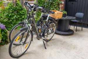 two bikes are parked next to a table at La p’tite barque de Saint-Malo in Saint Malo