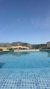 ロンダにあるVilla Catalinaの青いタイルの大型スイミングプール