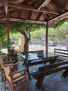 a picnic table and two chairs under a pavilion at Anastasia Chalatsogianni Rooms in Paralia Panteleimonos