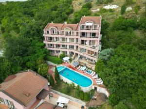 an aerial view of a hotel with a swimming pool at The Seaview jacuzzi Suite complex Karia in Kavarna