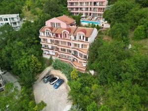 an overhead view of a large building with cars parked in front at Complex Karia I in Kavarna