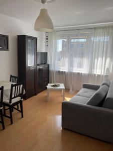 salon z kanapą i stołem w obiekcie Hel na wakacje w mieście Hel