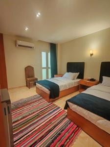 سرير أو أسرّة في غرفة في Kush Hotel, Grand Museum & Pyramids View