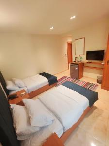 سرير أو أسرّة في غرفة في Kush Hotel, Grand Museum & Pyramids View