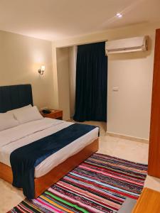 سرير أو أسرّة في غرفة في Kush Hotel, Grand Museum & Pyramids View
