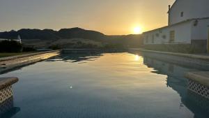 ロンダにあるVilla Catalinaの夕日を背景に水のプール
