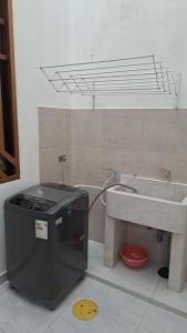 イキトスにあるHabitación Amobladaの洗面台と噴水付きの浴槽を備えたバスルーム