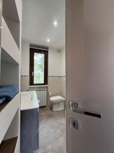ベルガモにあるLa casa di Nina, vista sui colli di Bergamo Golfのバスルーム(トイレ、洗面台、ドア付) +9枚の写真