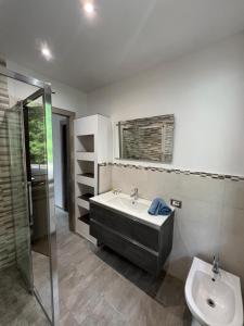 ベルガモにあるLa casa di Nina, vista sui colli di Bergamo Golfの洗面台、浴槽、トイレを備えたバスルーム