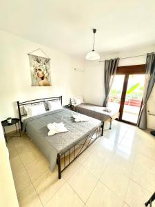 Postel nebo postele na pokoji v ubytování KIDONIA luxury villa
