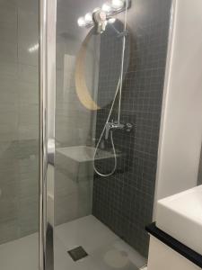 a bathroom with a shower with a glass door at Studio Vue Mer, Vélos, Terrasse, Ascenseur et Garage 6mn à pied in La Grande-Motte
