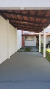 a patio of a house with a wooden roof at Jardim Secreto in Piumhi