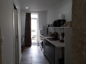 Kuchyň nebo kuchyňský kout v ubytování JARDIN FLEURI - STAYHOME - Appart 1
