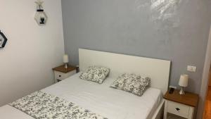 una camera da letto con un letto con due cuscini sopra di Cataleya Blue a Mamaia Nord - Năvodari