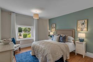 a bedroom with a bed and a window at New - Luxury Suffolk Stay in Beccles