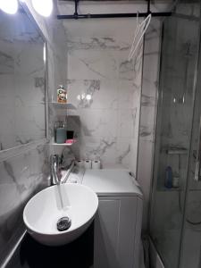 Gallery image of Cosy Saint Paul in Paris