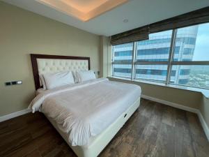 En eller flere senge i et værelse på Centaurus Mall Private Luxury Apartments Islamabad + 36 billeder