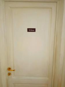 Camera da letto Wilma في فلورنسا: باب أبيض عليه لافتة