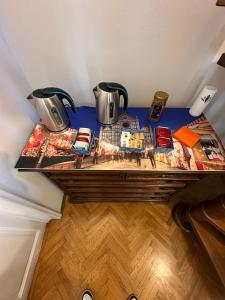 Camera da letto Wilma في فلورنسا: طاولة عليها قدور ومقالي