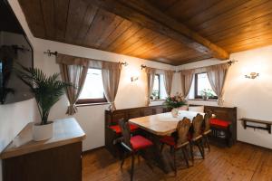 a dining room with a table and chairs at Ferienunterkunft Heimatfleckerl in Geisenhausen