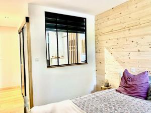 a bedroom with a wooden headboard and a bed with a purple pillow at Appartement Risoul in Risoul