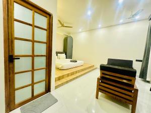 a room with a mirror and a bedroom with a bed at Roys Villa Havelock in Havelock Island