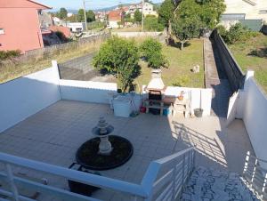 オ・グローベにあるApartamentos Albizia, Ideales para familias con niñosのパティオ(テーブル付)の上から望めます。 +6枚の写真