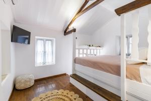 a bedroom with a bed and a tv on a wall at Bleu & Vert in Skopelos Town