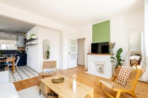 a living room with a table and a fireplace at Appartement T4 centre-ville St Nazaire in Saint-Nazaire