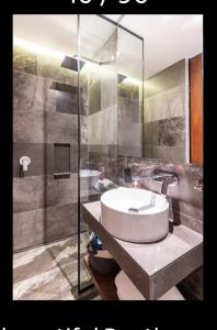 Ένα μπάνιο στο iik condos