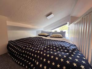 a bedroom with a large bed with stars on it at Ferienwohnung MALIBU S am See in Wettringen