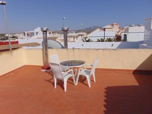 een terrastafel en stoelen op een dak bij Fiesta 165 in Mazarrón