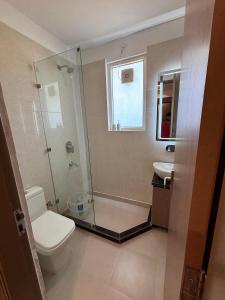 Koupelna v ubytování Luxury 1BHK Serviced Apartment nearby Rapid Metro + 14 fotografií