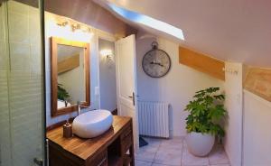 Koupelna v ubytování Beautiful Home with Large Gardens and Heated Pool + 37 fotografií
