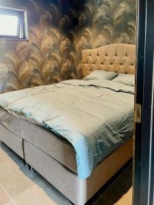 Postel nebo postele na pokoji v ubytování Peaceful Lodge Near Lakes, Forest & Trails