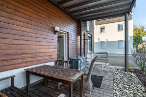 a wooden deck with a table and chairs on a house at 140 qm großes Loft mit 2 eigenen Schlafzimmern im Fabrikstil - direkt in Groß-Umstadt - 300 m bis zum Marktplatz in Groß-Umstadt
