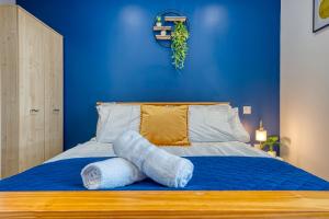una camera da letto blu con un letto con pareti blu di The Contractor City Spot with Parking a Derby