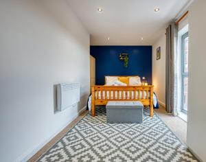 una camera con letto in legno e parete blu di The Contractor City Spot with Parking a Derby