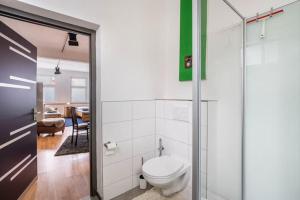 a bathroom with a toilet and a glass door at 40 qm große Studiowohnung zentral gelegen - direkt in Groß-Umstadt - 300 m bis zum Marktplatz in Groß-Umstadt
