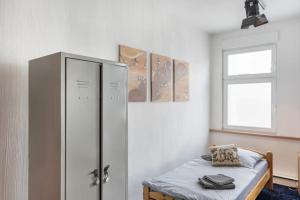 a bedroom with a bed and a cabinet and a window at 40 qm große Studiowohnung zentral gelegen - direkt in Groß-Umstadt - 300 m bis zum Marktplatz in Groß-Umstadt