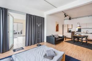 a bedroom with a bed and a living room at 40 qm große Studiowohnung zentral gelegen - direkt in Groß-Umstadt - 300 m bis zum Marktplatz in Groß-Umstadt