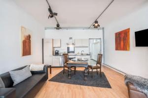 a living room with a table and chairs and a kitchen at 40 qm große Studiowohnung zentral gelegen - direkt in Groß-Umstadt - 300 m bis zum Marktplatz in Groß-Umstadt +8 photos